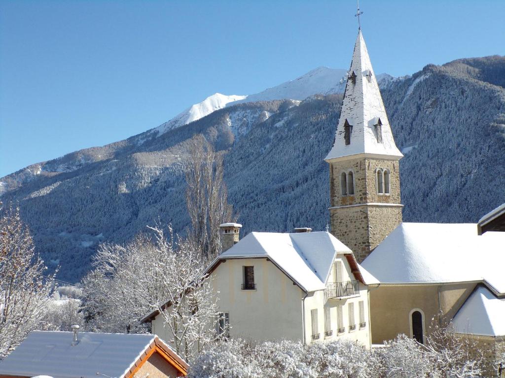 Saint-Jean-Saint-NicolasLES PRIMEVERES的一座教堂,有陡峭的陡峭的雪地屋顶