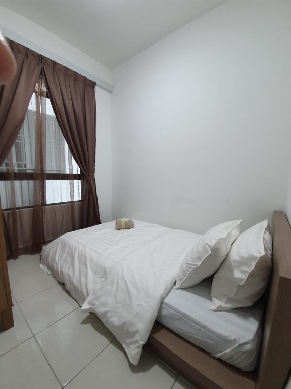 帕帕尔A29 Benoni Garden Suites的一间卧室配有一张带白色床单的床和一扇窗户。