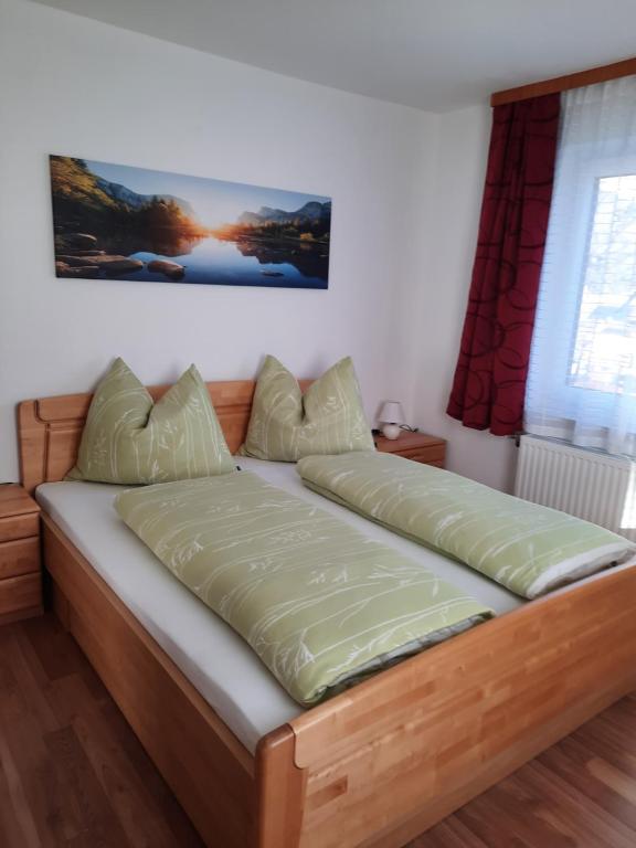 滕嫩山麓圣马丁Landhaus Theresia的配有防过敏床的客房内的一张大床