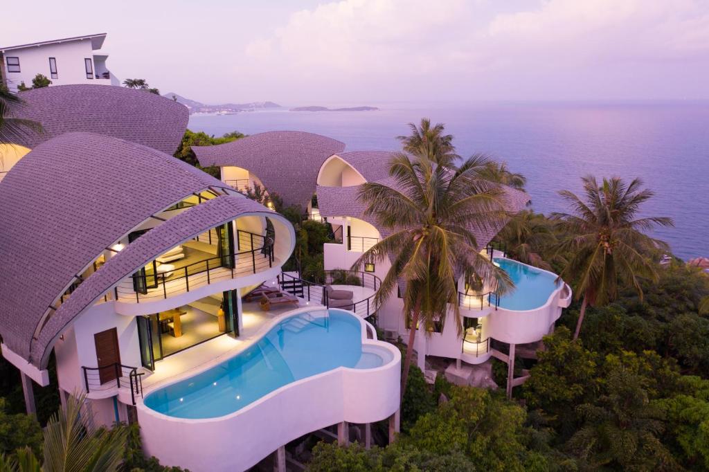 茶云莱海滩Villa The Spot Koh Samui的享有带游泳池的度假村的空中景致