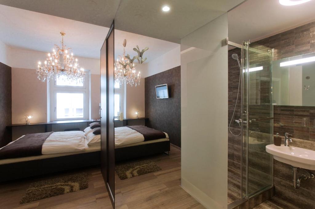 萨格勒布皮乌时尚客房的一间卧室配有一张床、淋浴和盥洗盆