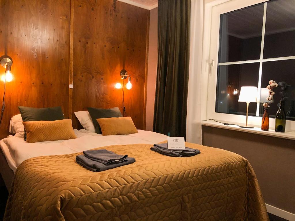 马隆Villa Bergli的一间卧室设有两张床和窗户。