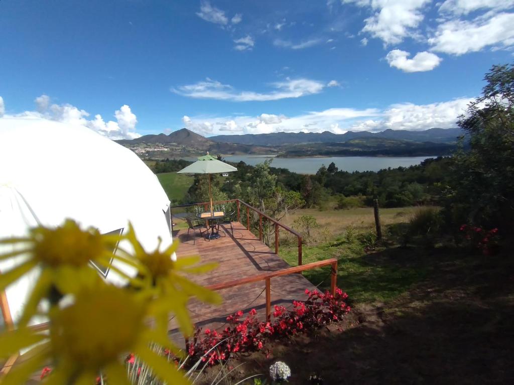 瓜塔维塔Glamping La Villa的湖景木制甲板