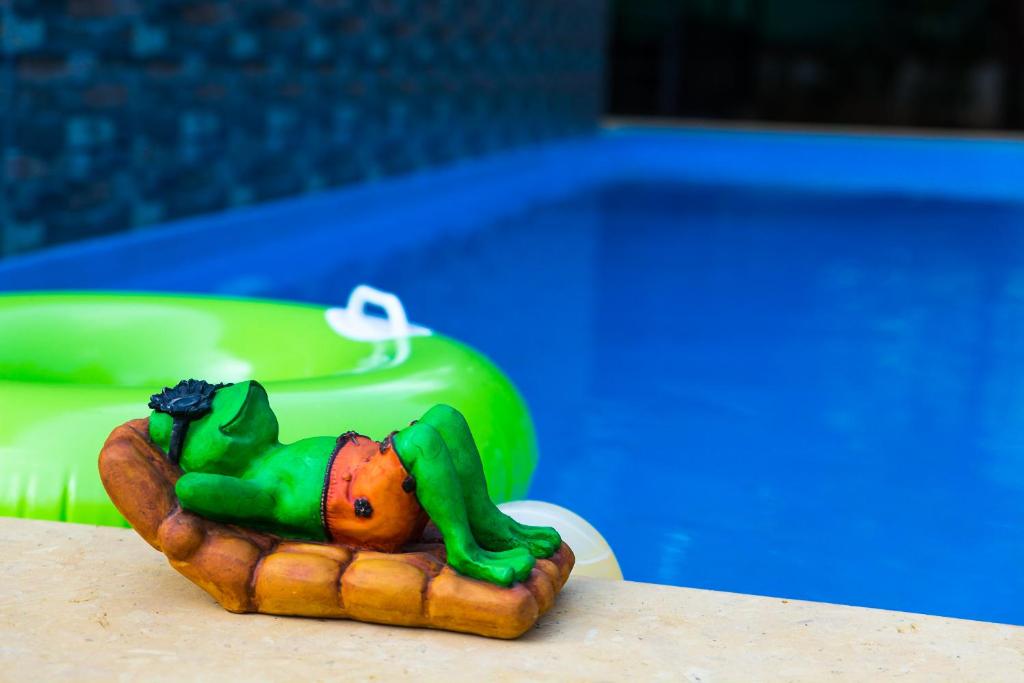 卡乌罗西姆Lazy Frog Guest House的 ⁇ 在热狗上的人的小象