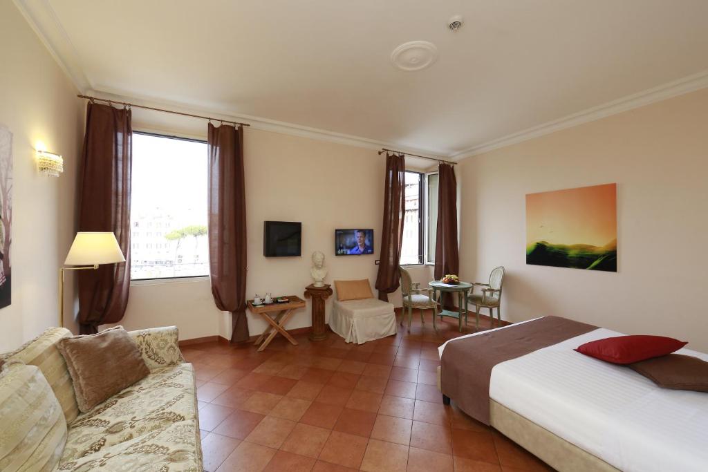 罗马根斯茱莉亚酒店的酒店客房,配有床和沙发
