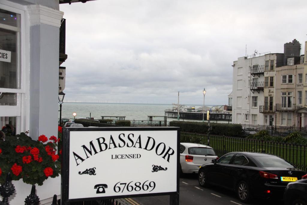 布莱顿霍夫Ambassador Hotel的背景海洋餐厅的标志