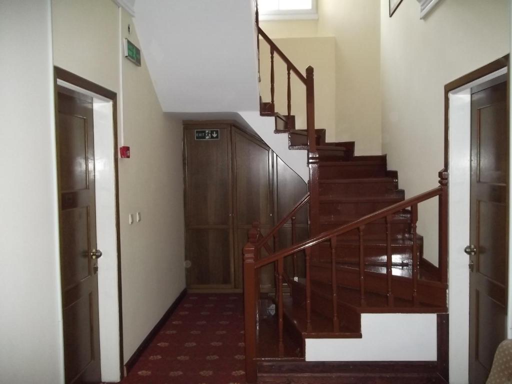 切什梅安提克里德凡酒店的一座铺有木地板的房屋内的楼梯