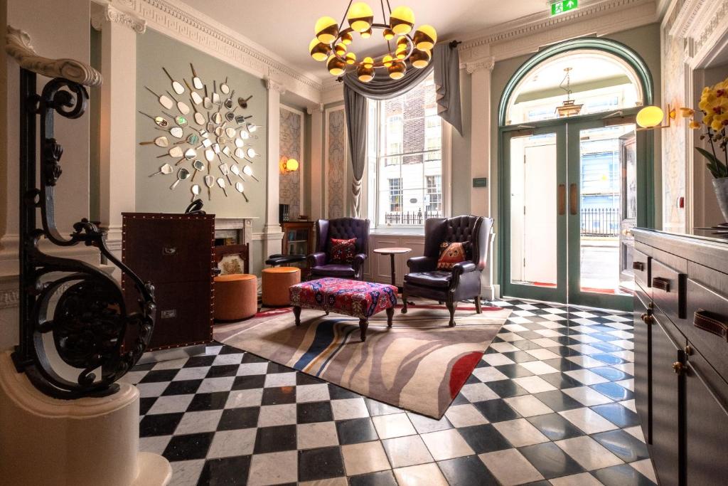 伦敦Home Grown Club的客厅配有椅子和 ⁇ 格地板