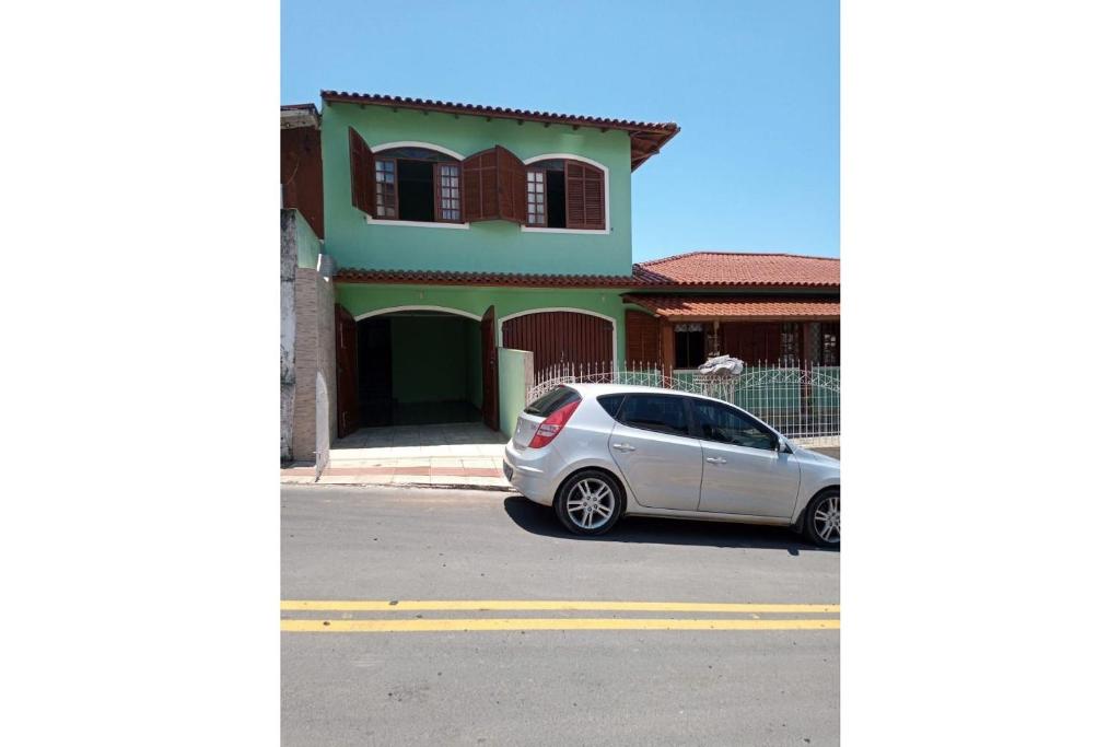 弗洛里亚诺波利斯Ap Família no Estreito的停在房子前面的汽车
