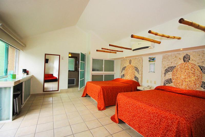 翡翠海岸本吉瑟斯酒店的酒店客房,设有两张床和镜子