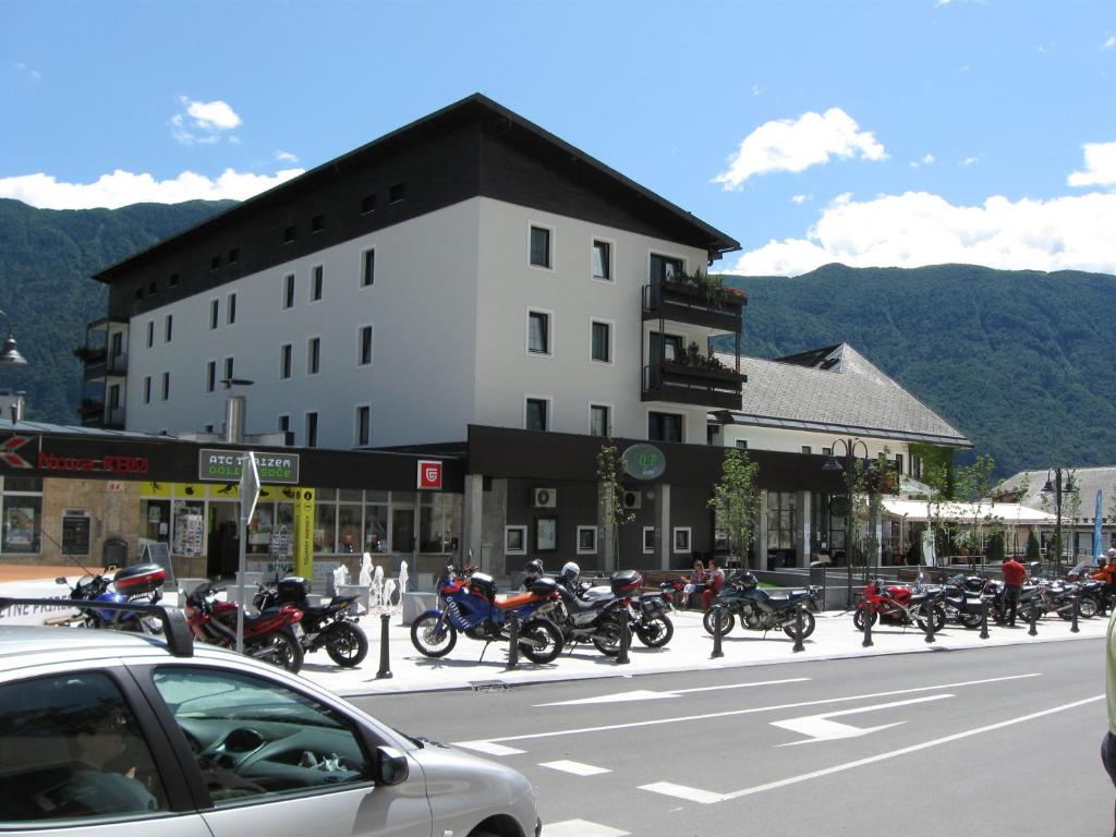 博维茨阿尔普酒店的停在大楼前的一组摩托车