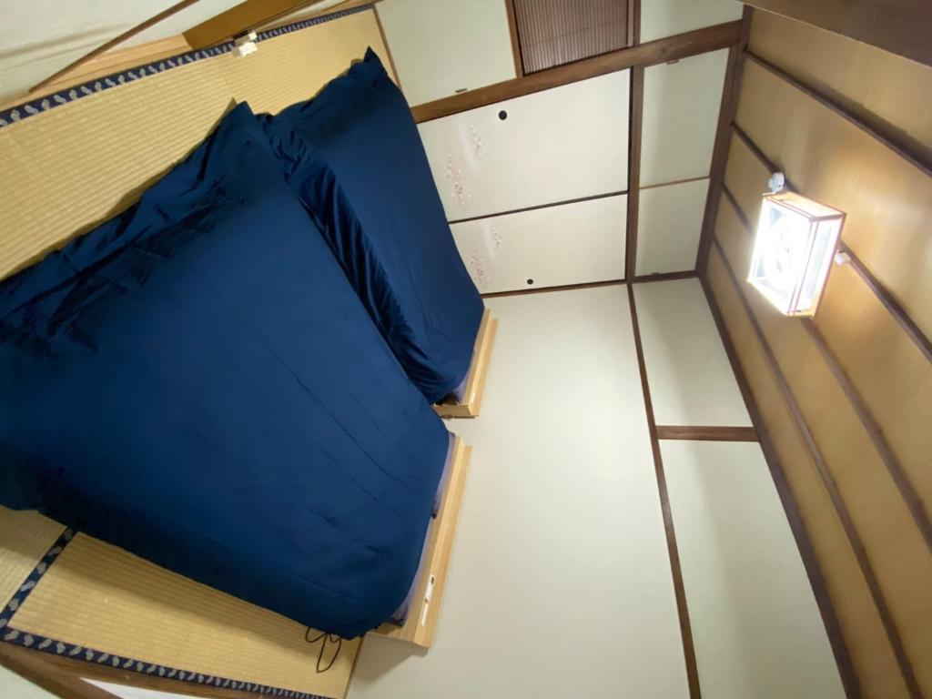 Miyanoshita-Enishi- - Vacation STAY 13658v的享有带蓝色枕头的床铺的上方景色
