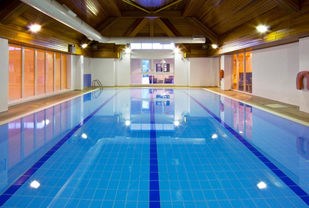 费勒姆假日法汉姆索伦特酒店的铺有蓝色瓷砖的大型游泳池
