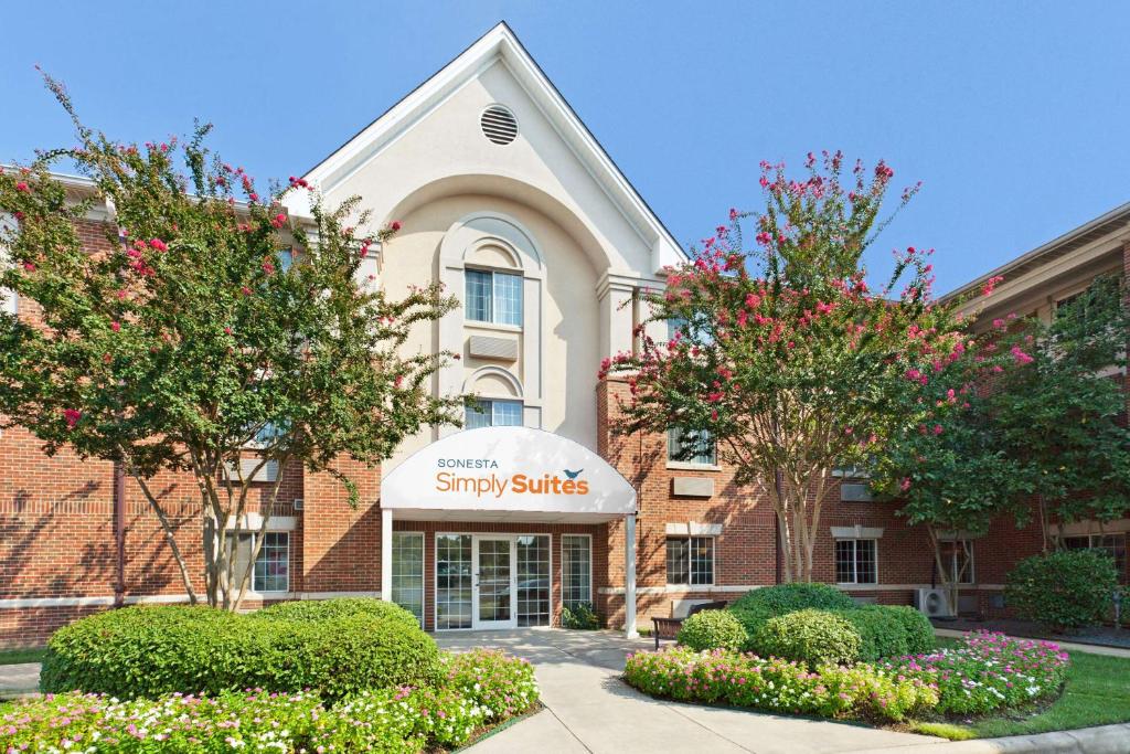 夏洛特Sonesta Simply Suites Charlotte University的带有阅读简单套房标志的建筑