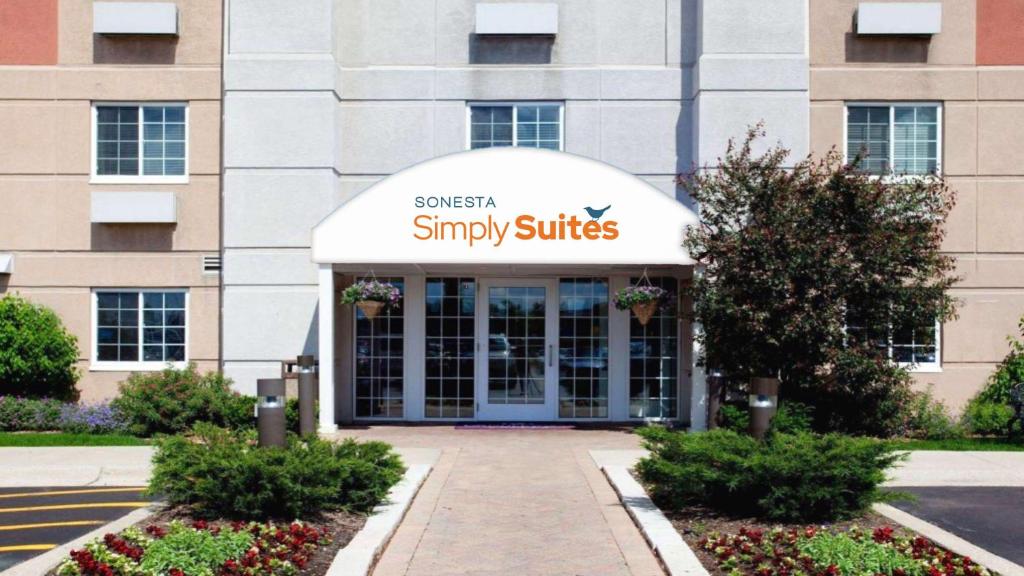 席勒公园Sonesta Simply Suites Chicago O'Hare Airport的带有阅读简单套房标志的建筑