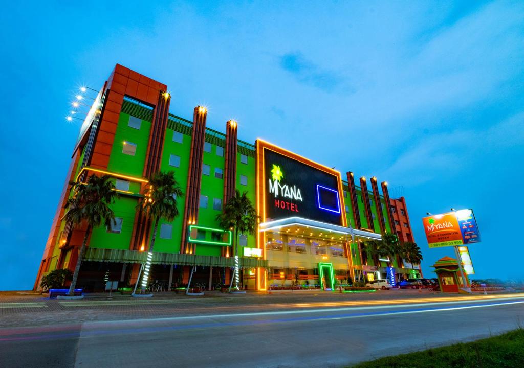 棉兰米亚那酒店的街道前有 ⁇ 虹灯标志的大建筑