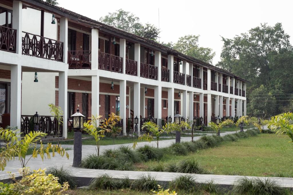 BardiyāBabai Resort Pvt Ltd的前面有花园的建筑