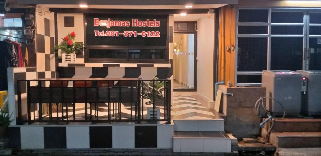 曼谷Benjamas hostels的大楼前有标志的餐厅