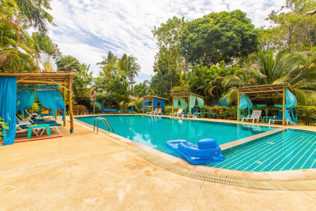 哈德姚Baan Kiao的度假酒店的游泳池