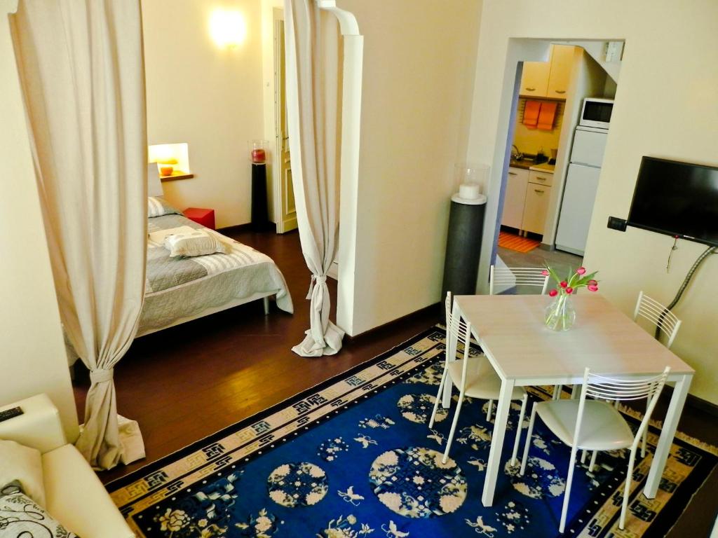阿尔巴可卡之家公寓的客厅配有床和桌子
