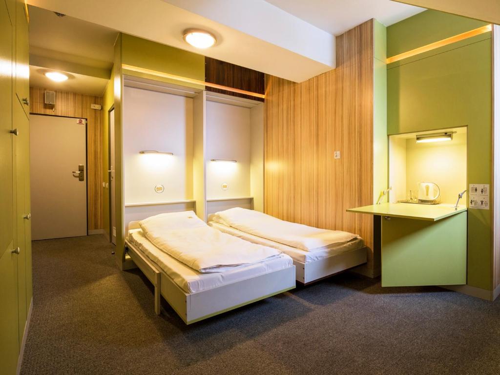乌斯特龙艾勒梅尔普兰厄特酒店的酒店客房配有两张床和一张书桌