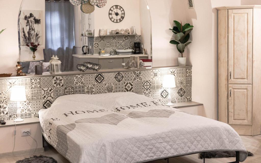 克卢日-纳波卡Alandala Story的卧室配有白色的床和镜子