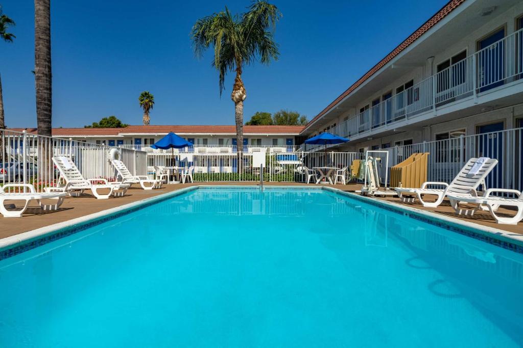 洛杉矶-范奈斯/诺斯希尔6号汽车旅馆内部或周边的泳池