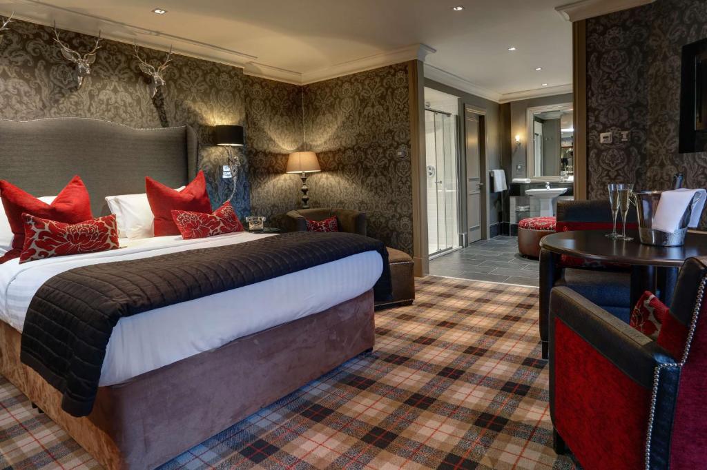 东基尔布赖德埃格林顿阿姆斯贝斯特韦斯特酒店的酒店客房设有床和客厅。