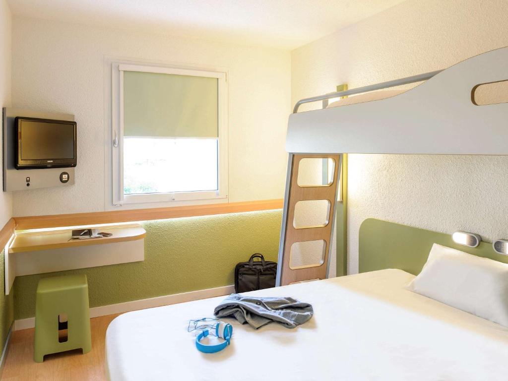 普拉特恩巴塞尔普拉特恩宜必思快捷酒店的一间卧室配有一张床和一张双层床。
