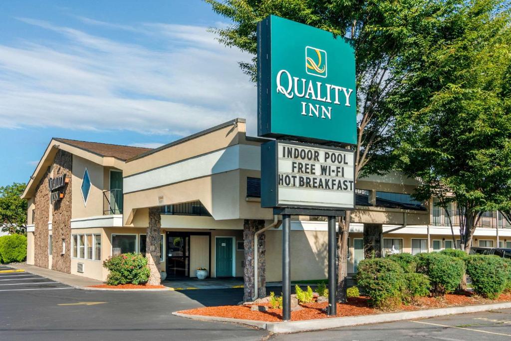 克拉马斯福尔斯Quality Inn Klamath Falls - Crater Lake Gateway的建筑前的优质旅馆标志