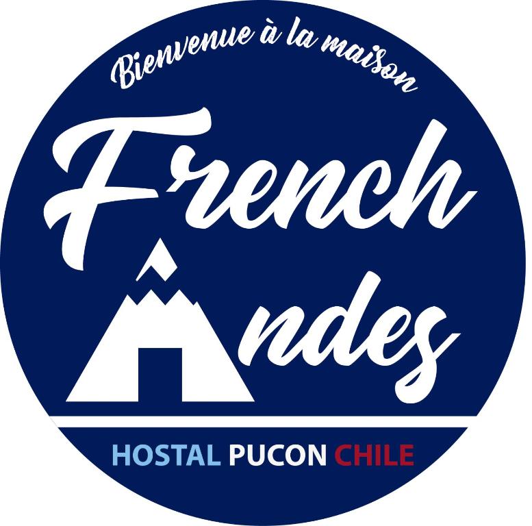 普孔French Andes Apart Hostel的带有山 ⁇ 和法国网的蓝色标志