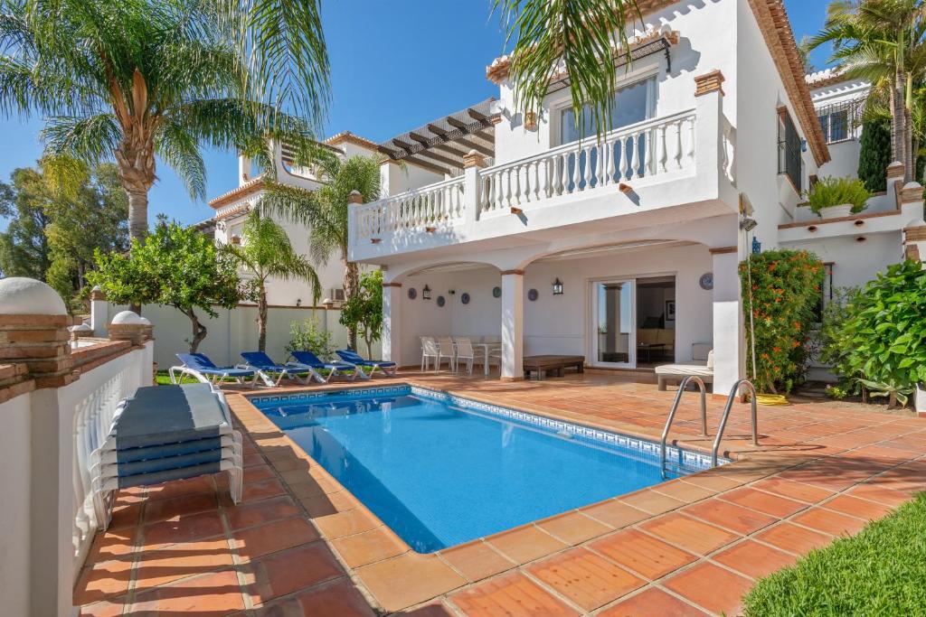 阿尔姆尼卡4 bedrooms house at Almunecar 400 m away from the beach with sea view private pool and furnished terrace的一座带游泳池和房子的别墅