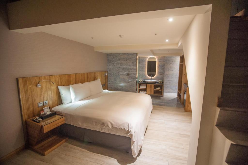 屏东县乐乐汽车旅馆 的一间卧室配有一张大床和一张书桌