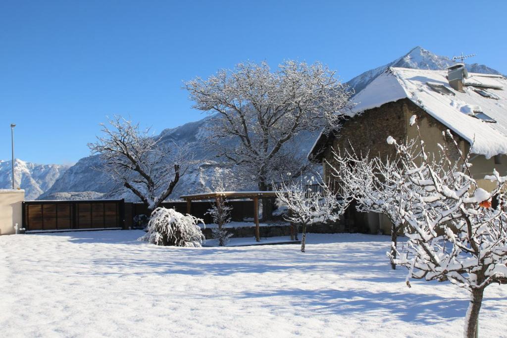 沙托鲁Chambres d'hôtes Les Peschiers的山地雪覆盖的房子