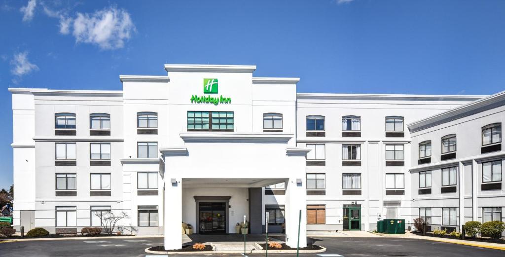 艾伦镇Holiday Inn Allentown-Bethlehem, an IHG Hotel的白色的建筑,上面有绿色的标志