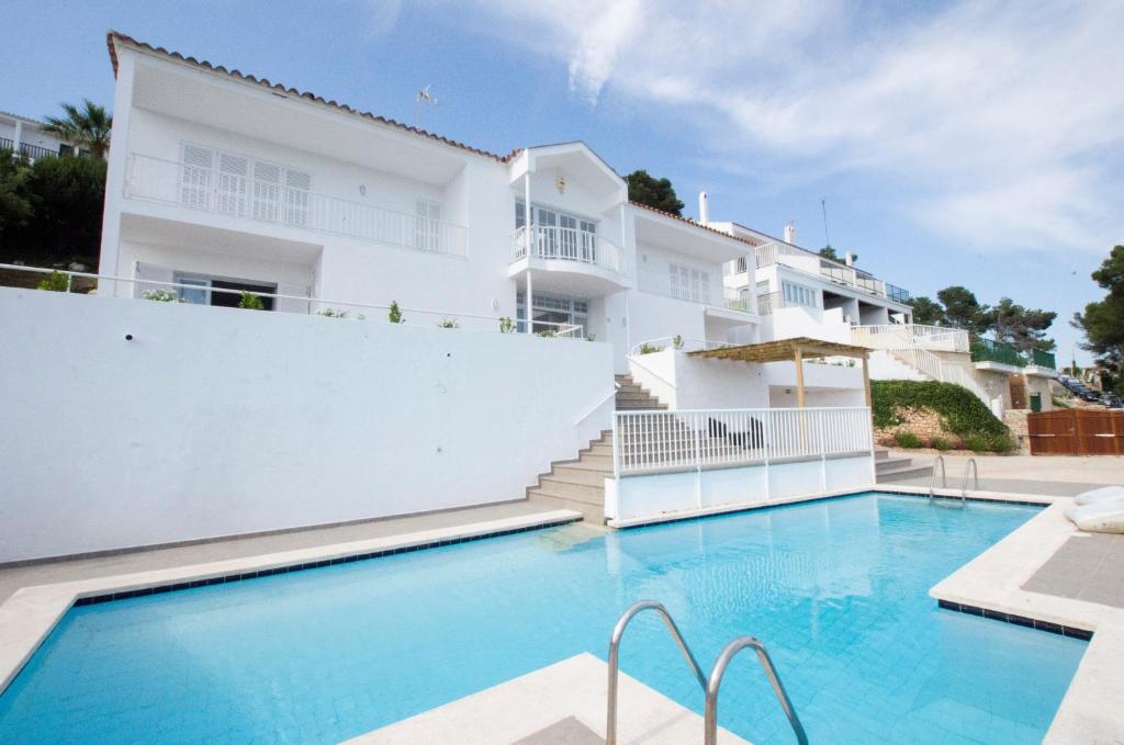 卡拉加尔达纳Villa Serpentona的一座别墅,在一座建筑前设有一个游泳池