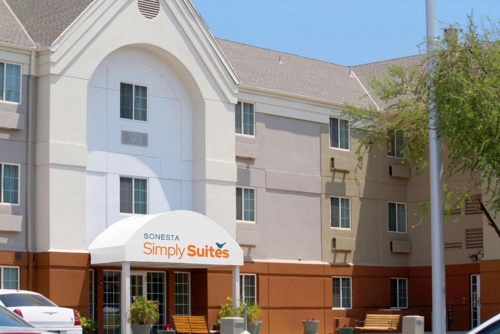 凤凰城Sonesta Simply Suites Phoenix Glendale的前面有装饰精美的套房的建筑