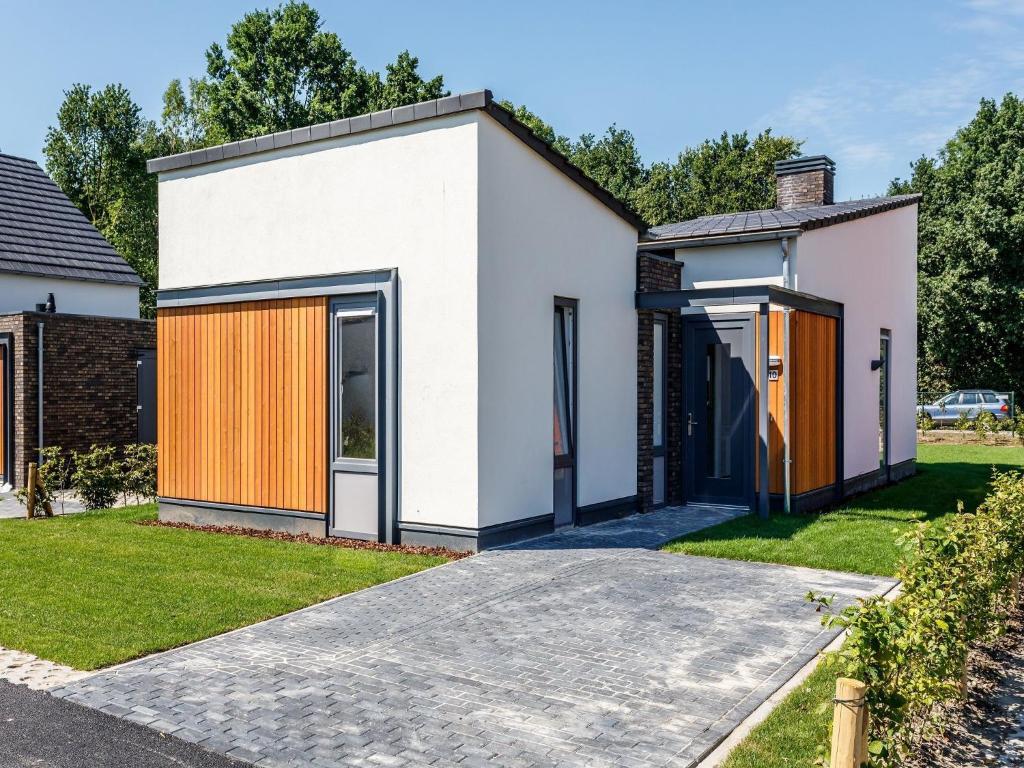 罗赫尔Modern and stylish villa with a covered terrace in Limburg的相册照片