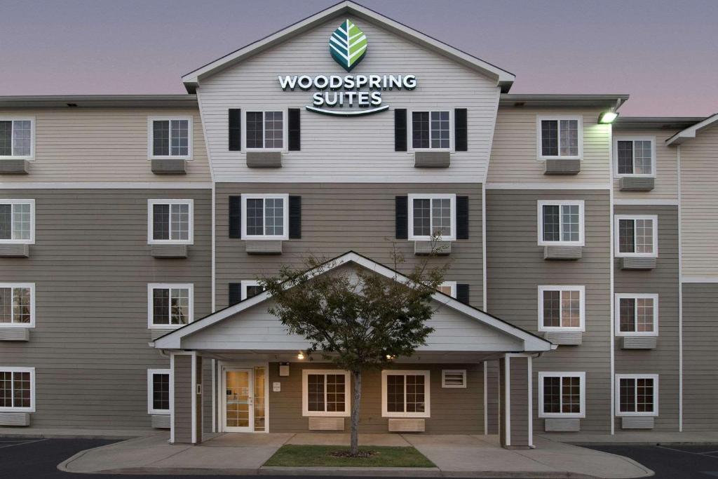奥古斯塔WoodSpring Suites Augusta Fort Eisenhower的木工套房酒店前方的 ⁇ 染