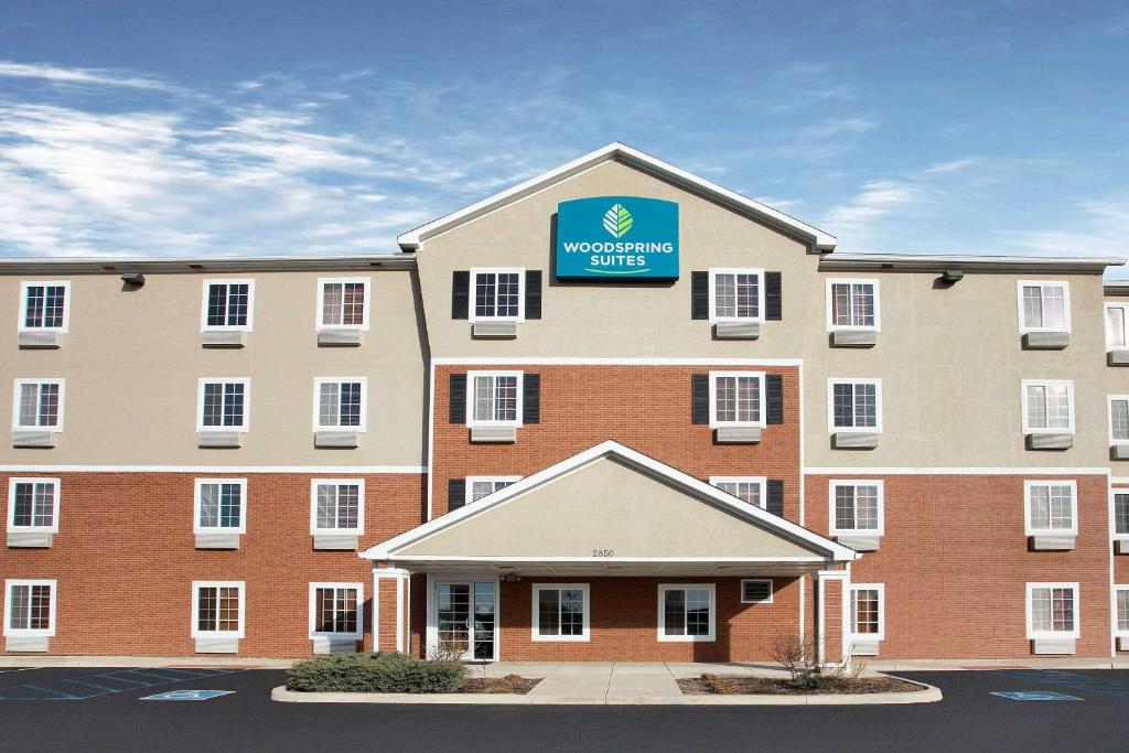 韦恩堡WoodSpring Suites Fort Wayne的一座大建筑,上面有标志