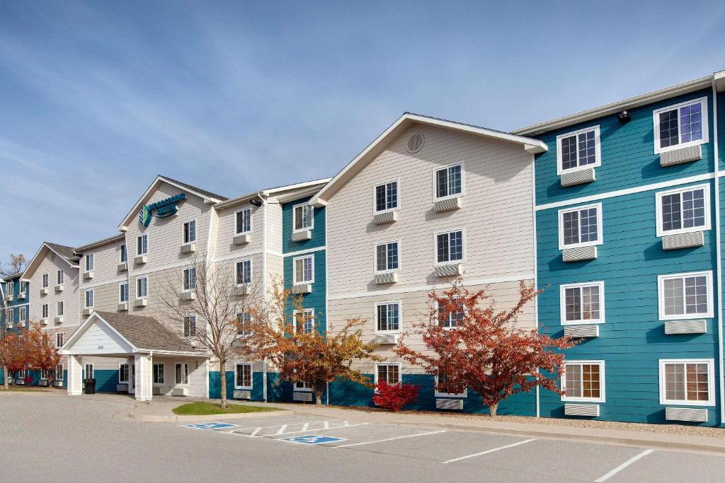 Pleasant HillWoodSpring Suites Des Moines Pleasant Hill的一排蓝色和白色的公寓楼