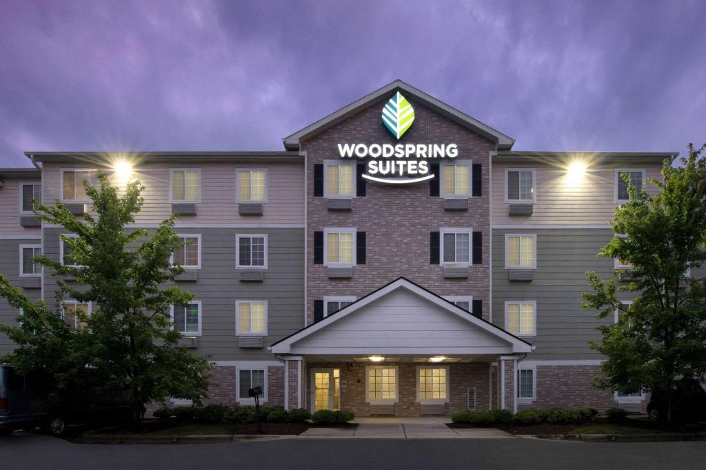 埃佩克斯WoodSpring Suites Raleigh Apex的一座建筑上标有木工套房