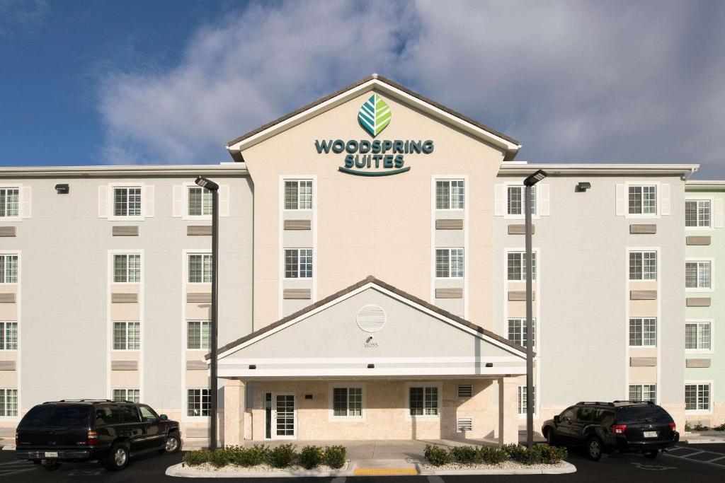 肯代尔WoodSpring Suites Miami Southwest的一座建筑,上面有未来标志