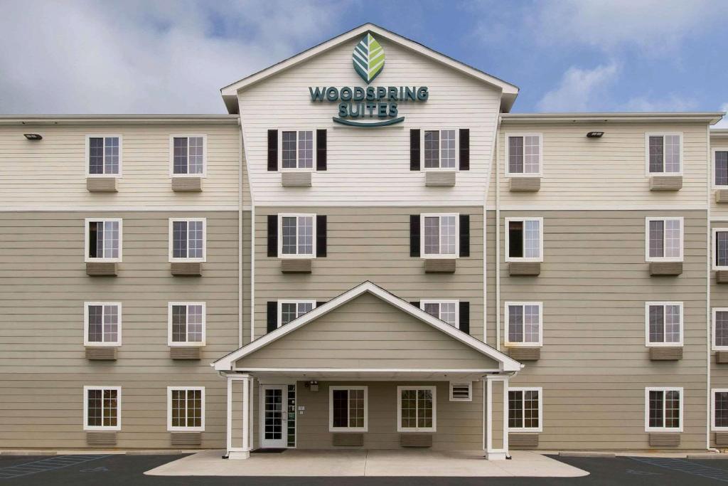 格林维尔WoodSpring Suites Greenville Central I-85的享有战士村酒店前方的景致