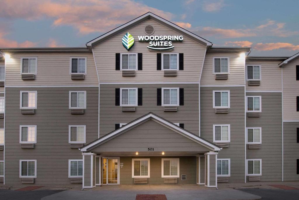 基林WoodSpring Suites Killeen的前面有标志的建筑