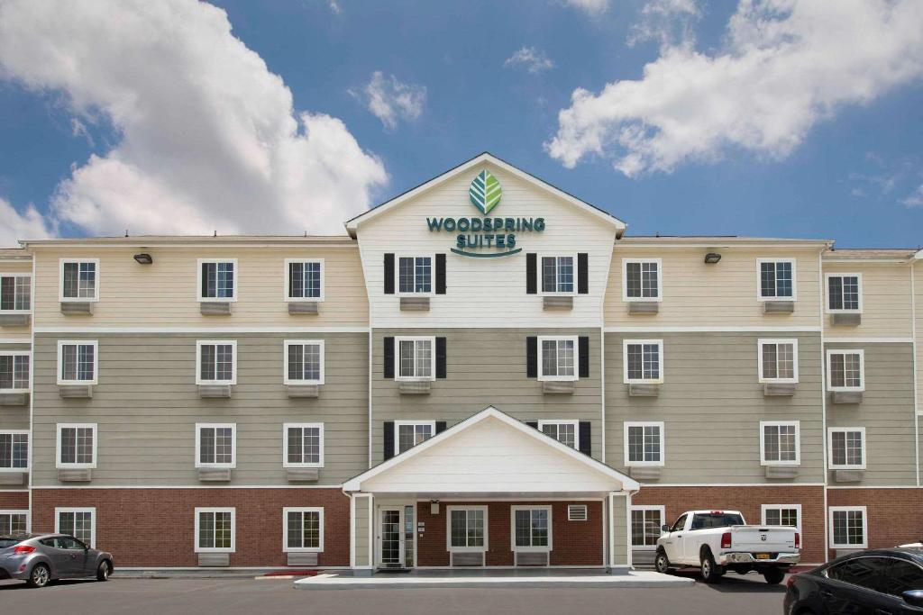 圣安东尼奥WoodSpring Suites San Antonio North Live Oak I-35的一座大建筑,上面有标志