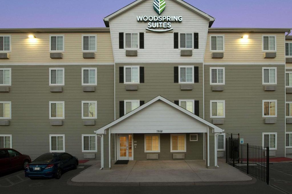 圣安东尼奥WoodSpring Suites San Antonio South的一座建筑,上面有读木工套房的标志