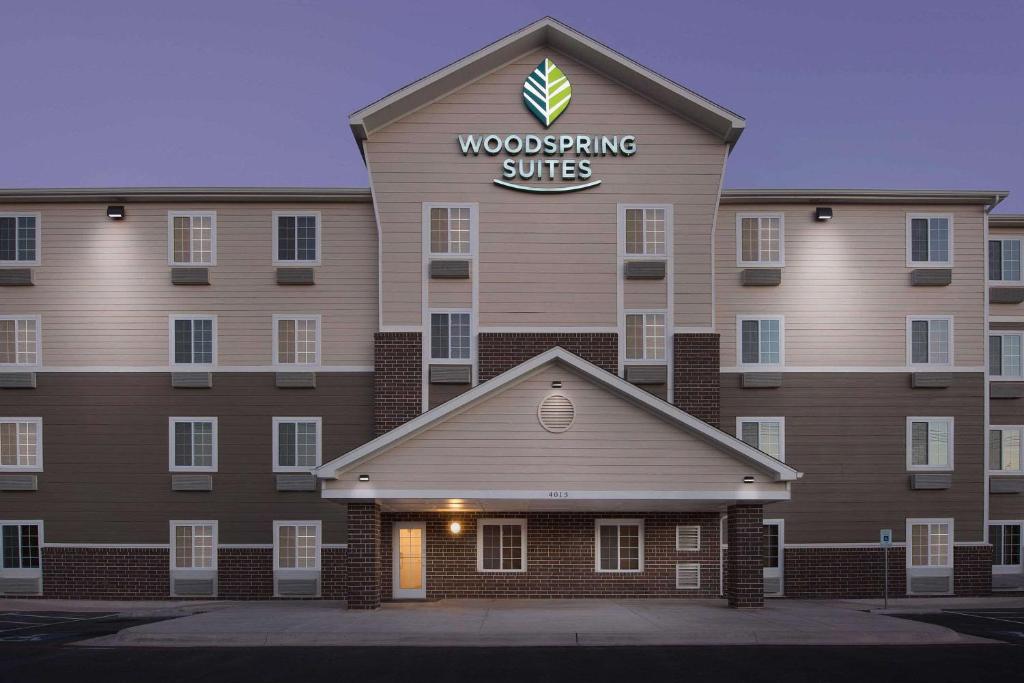 圣安吉洛WoodSpring Suites San Angelo的一座建筑上标有木工套房