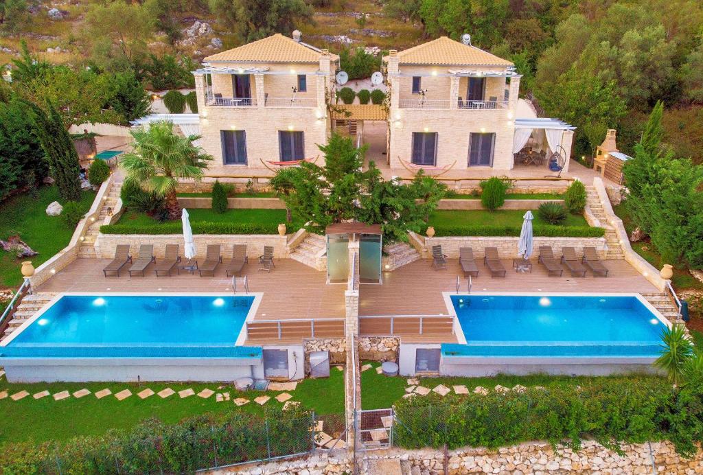 米克罗斯雅洛斯Ionian Diamond Villas的享有房屋的空中景致,设有2个游泳池