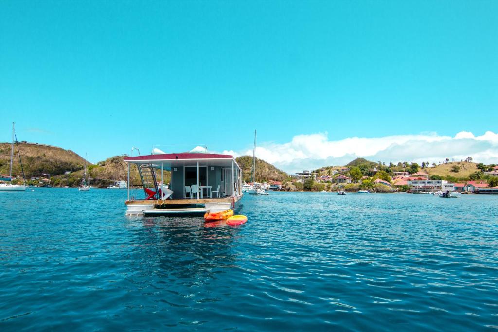 圣弗朗索瓦Aqualodge Guadeloupe的水体中的小船